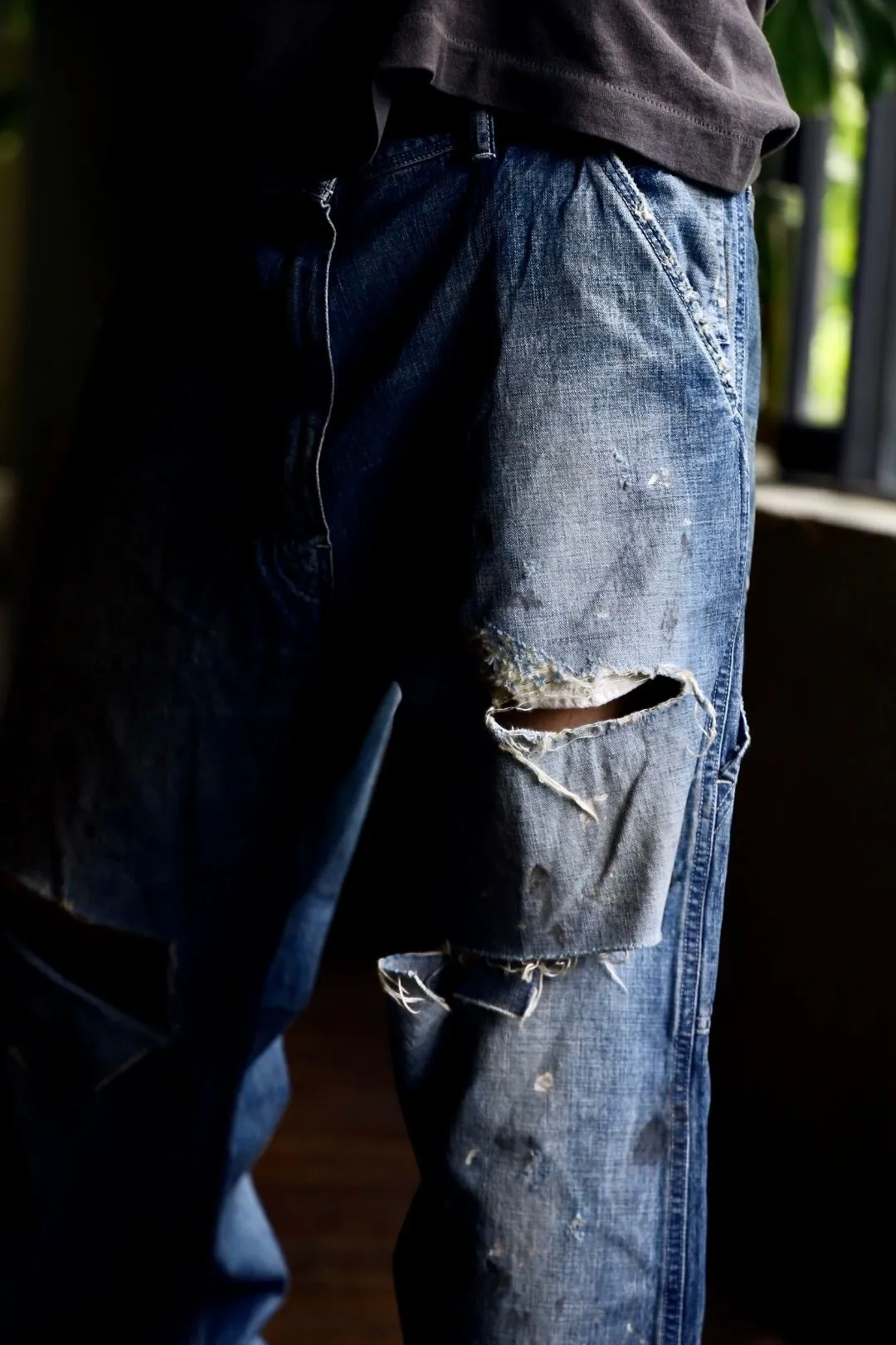 SAINT Mxxxxxx SAINT_DENIM PANTS/PAINTER /BLUE Logging trousers with knife-cut holes and splashed ink. Patch jeans. Blue S-XL. All accessories are molded and customized. Super heavy work. Washed and distressed. Knife-cut holes. Artificial splashed ink graffiti. Authentic version. Loose and stylish.